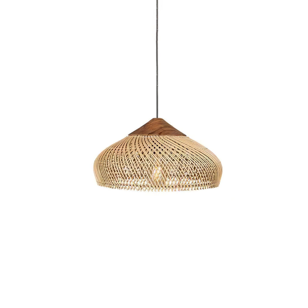 Pendelleuchte aus geflochtenem Rattan – kunstvoll handgewebtes Muster