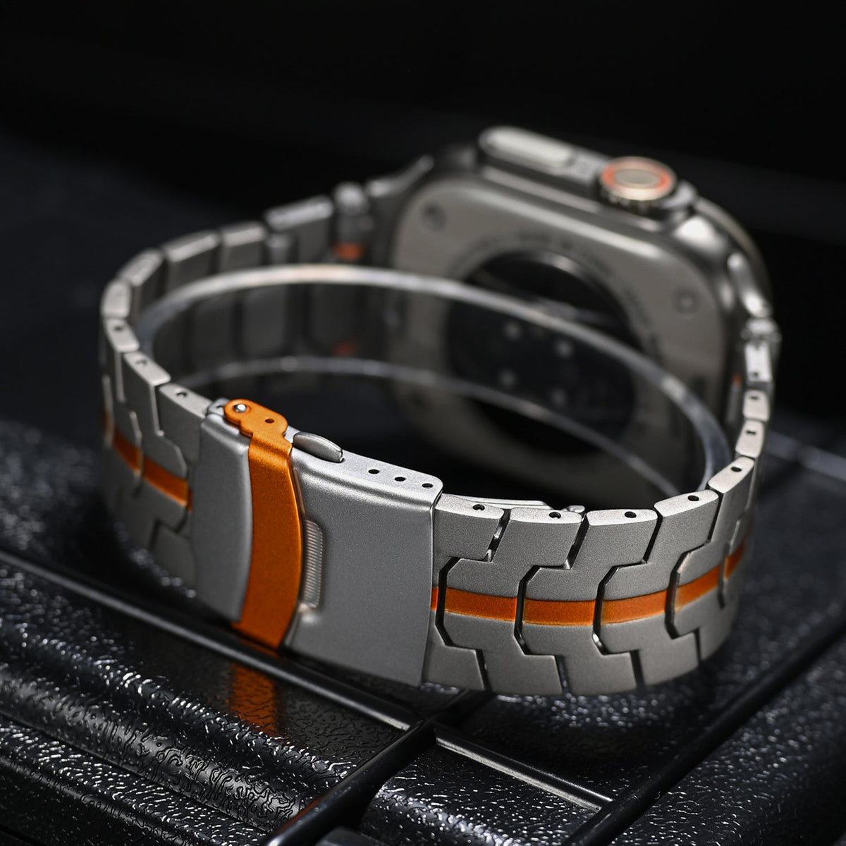 Kovový řemínek AurumForge pro Apple Watch — Bezpečná přezka, propracované články