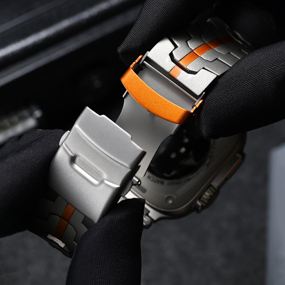 Bracelete metálico AurumForge para Apple Watch — Fecho de borboleta, 130–220 mm - Desfino