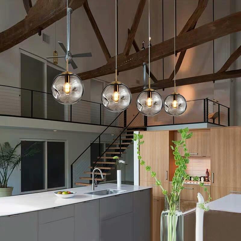 Závěsné svítidlo Aurelle se zlatou skleněnou koulí — moderní design - Desfino