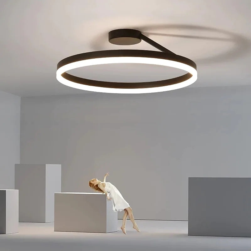 Zlaté stropní LED svítidlo AureliaGlow — moderní elegantní design | Desfino
