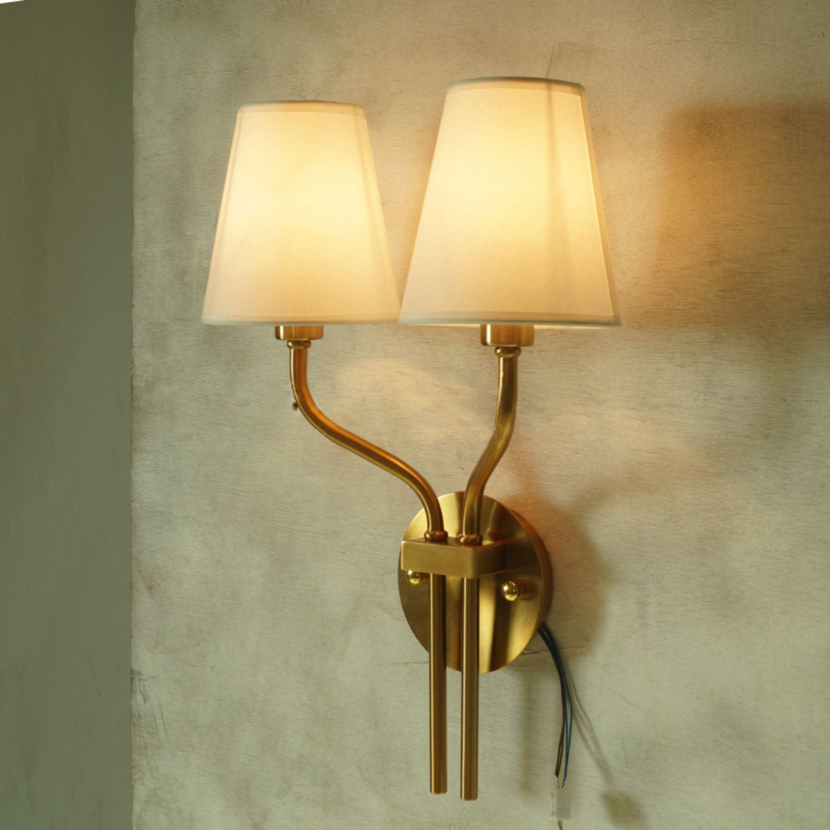 Nástěnná lampa inspirovaná hotely, pozlacená — dvojitá hlava, dvousvětelný design
