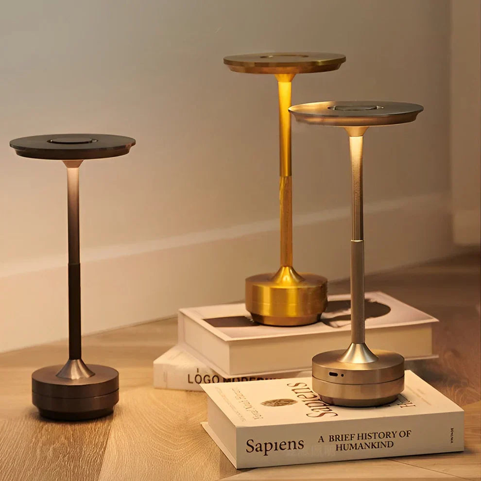 Lámpara de mesa LED recargable e inalámbrica — Regulador táctil, metal moderno - Desfino