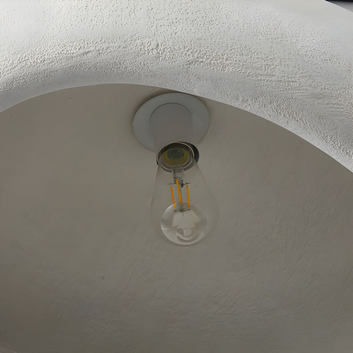 Arelle Wabi Sabi LED-pendellampe — hvit halvsirkelformet skjerm - Desfino