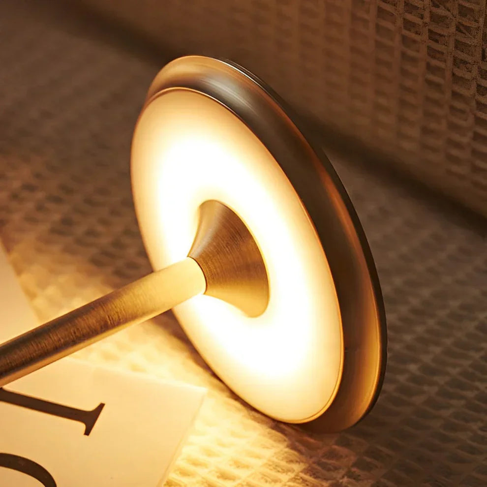 Lámpara de mesa LED recargable e inalámbrica — Regulador táctil, metal moderno - Desfino