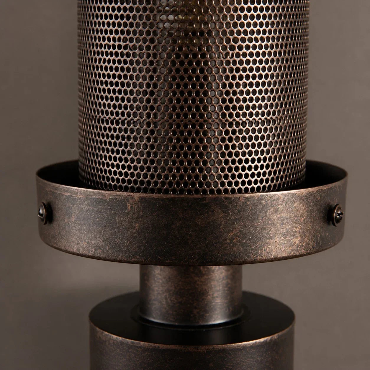 Wandleuchte – industrielles Eisen, rostiges Finish, perforierter Metallschirm