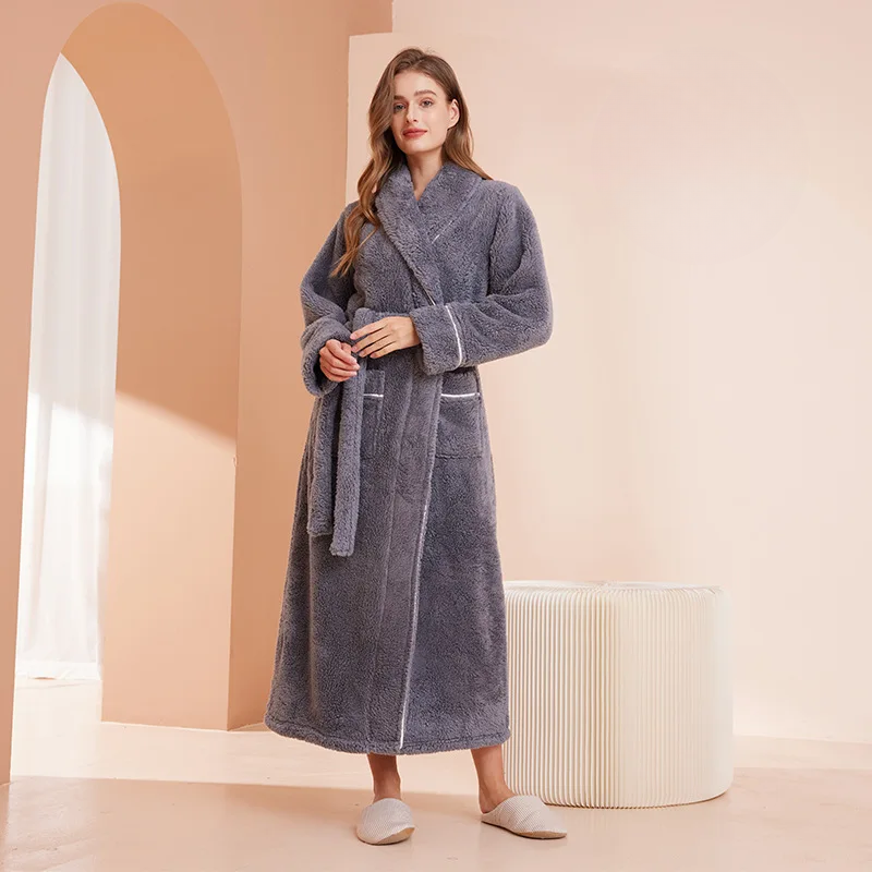 CozyFlannel Winter-Bademantel — Umlegekragen, verstellbarer Taillengürtel