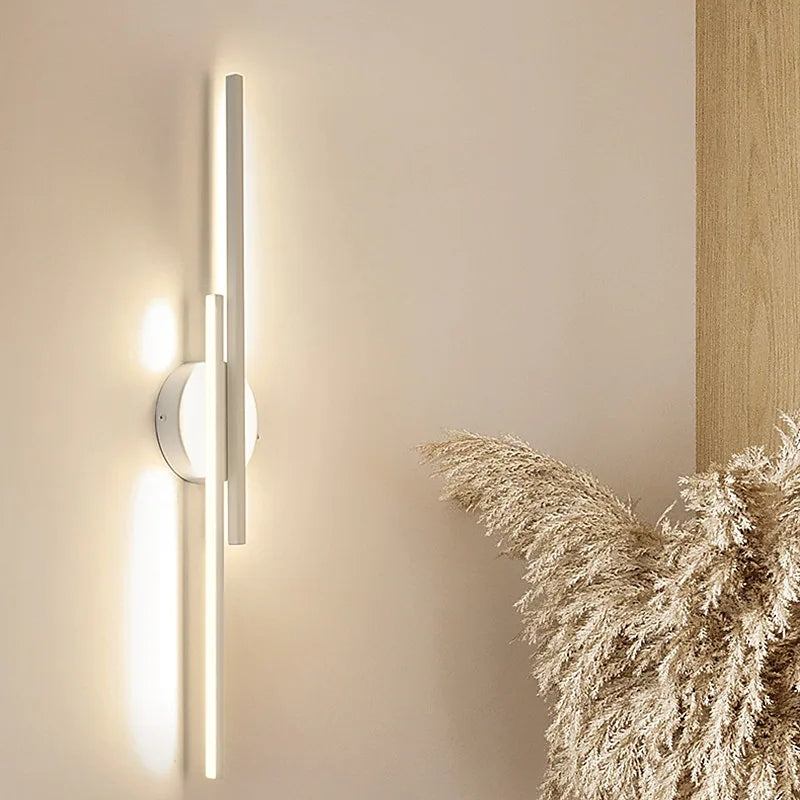 مصباح Fjordra LED الجداري — تصميم نوردي بقرص وشكل خطي، أسود أو أبيض - Desfino