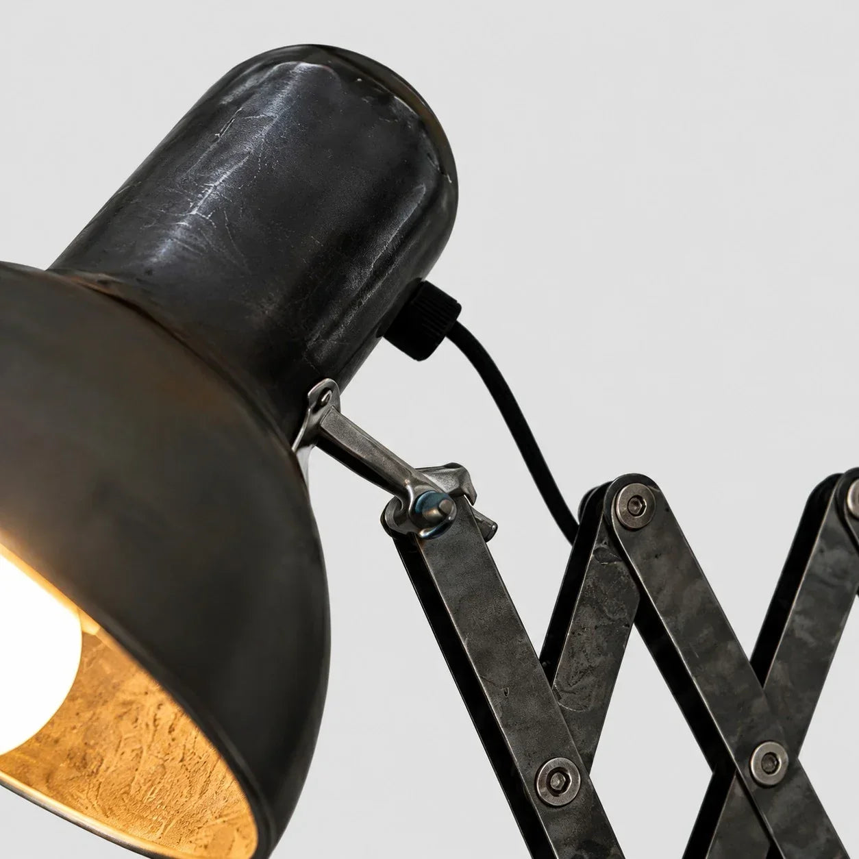 Industrielle verstellbare Wandleuchte – kompakter Scherenarm