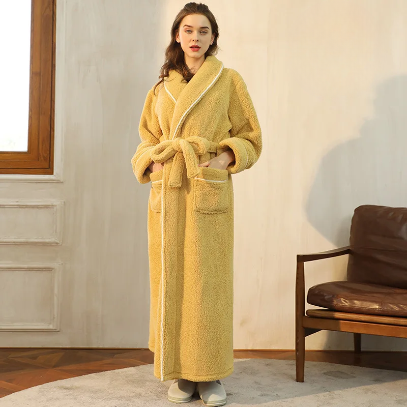 CozyFlannel Winter-Bademantel — Umlegekragen, verstellbarer Taillengürtel