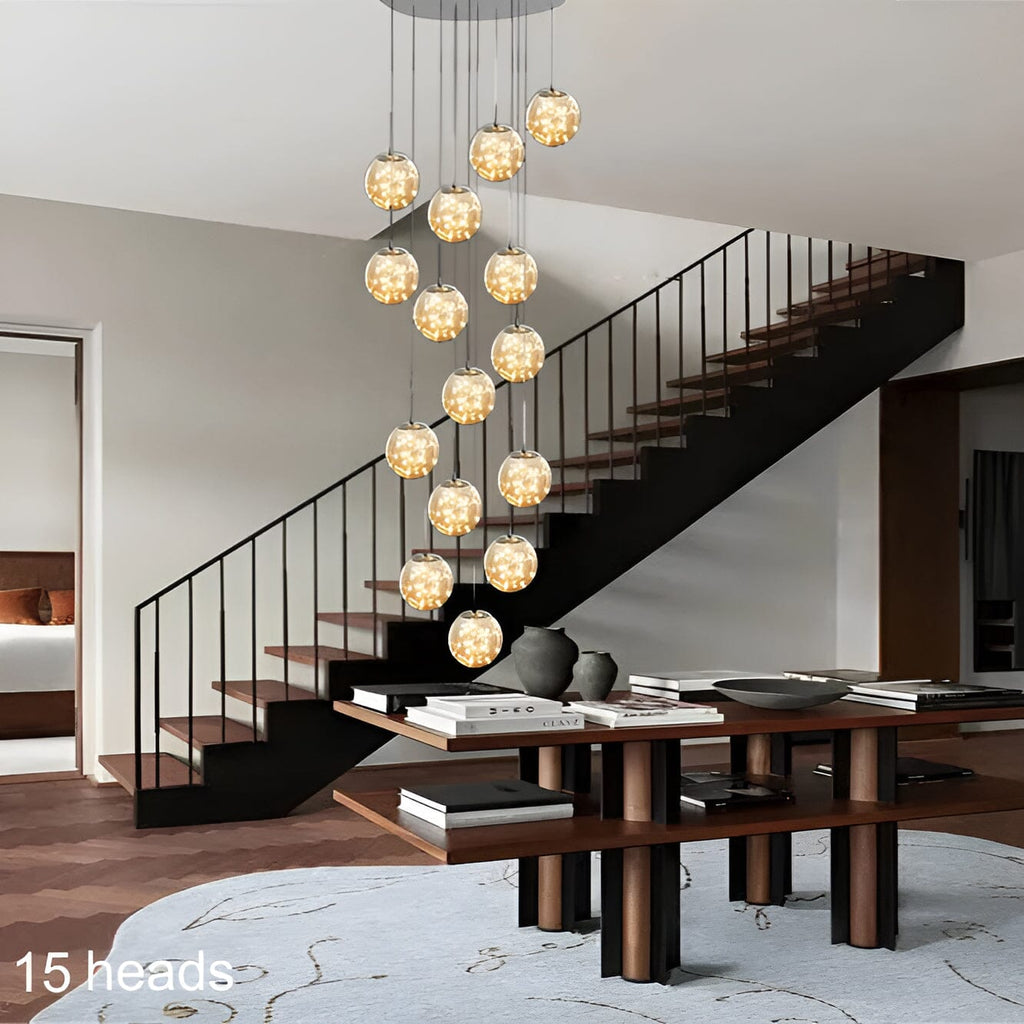 Lustr AstraLumen se skleněnými koulemi a schodišťovým designem s elegantní siluetou