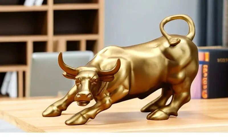 Vergoldete Dekofigur des Wall-Street-Bullen — Symbol der Stärke - Desfino