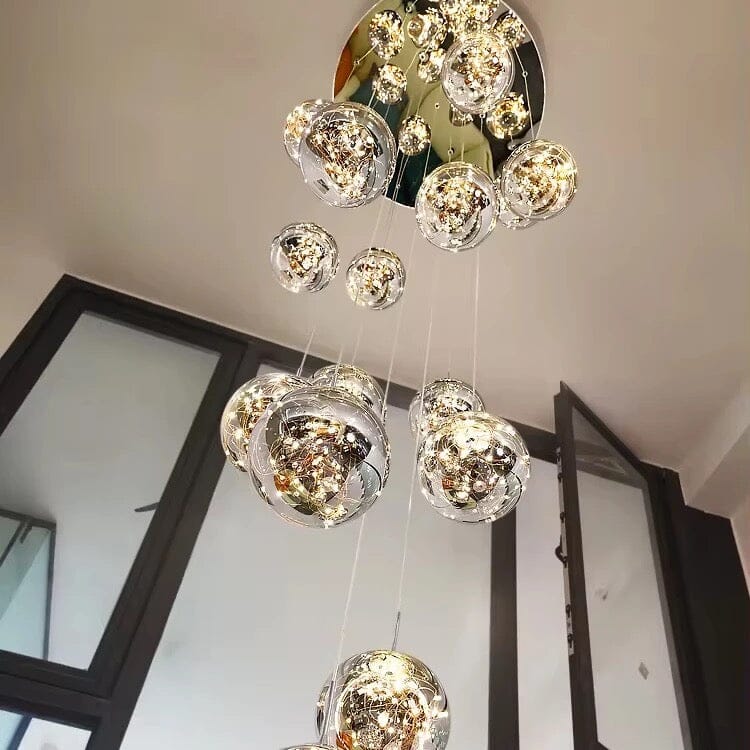 Lustr AstraLumen se skleněnými koulemi a schodišťovým designem s elegantní siluetou