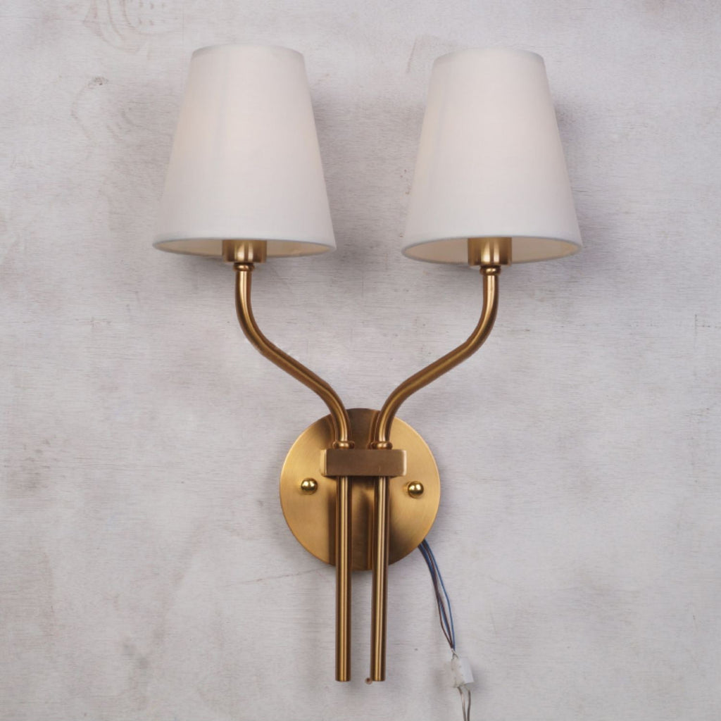 Nástěnná lampa inspirovaná hotely, pozlacená — dvojitá hlava, dvousvětelný design