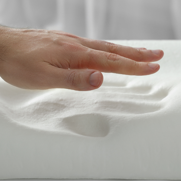 Poduszka pod kolana ErgoEase — podparcie z pianki memory foam zapewniające prawidłowe ułożenie podczas spania na boku - Desfino