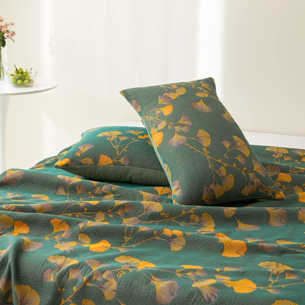 Couvre-lit jacquard réversible douillet Liora, motif de feuilles de ginkgo en silhouette | Desfino