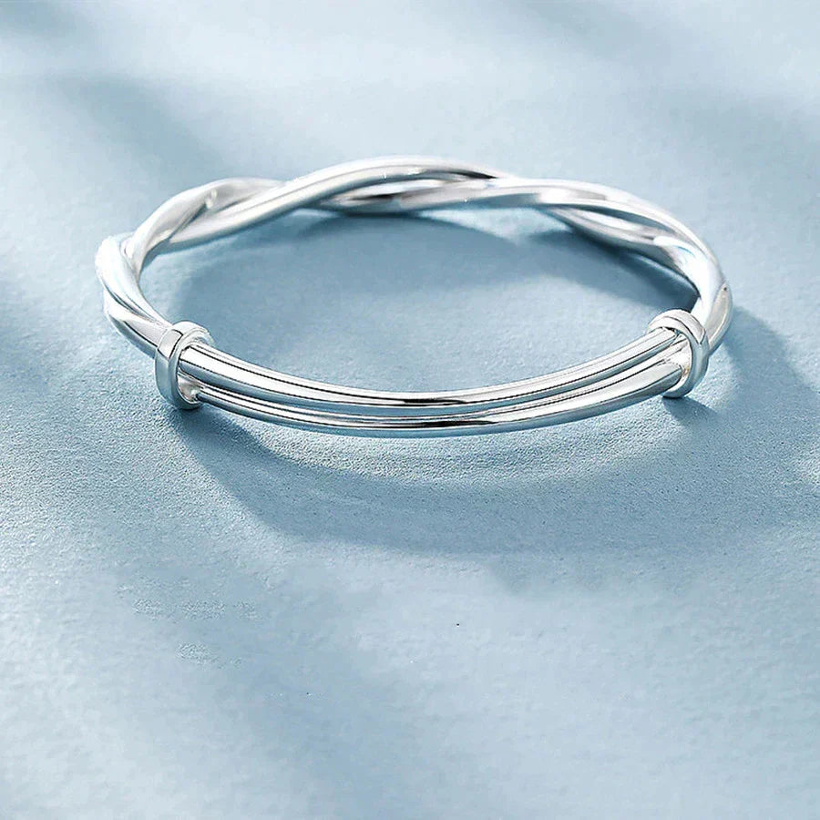 Elara, pletený náramek z ryzího stříbra — leštěný lesk, minimalistický design