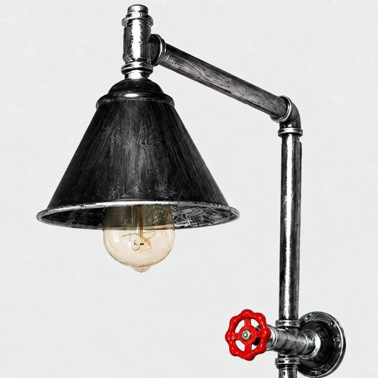 Industrielle Rohr-Wandleuchte – rote Ventilakzente, freiliegender Arm