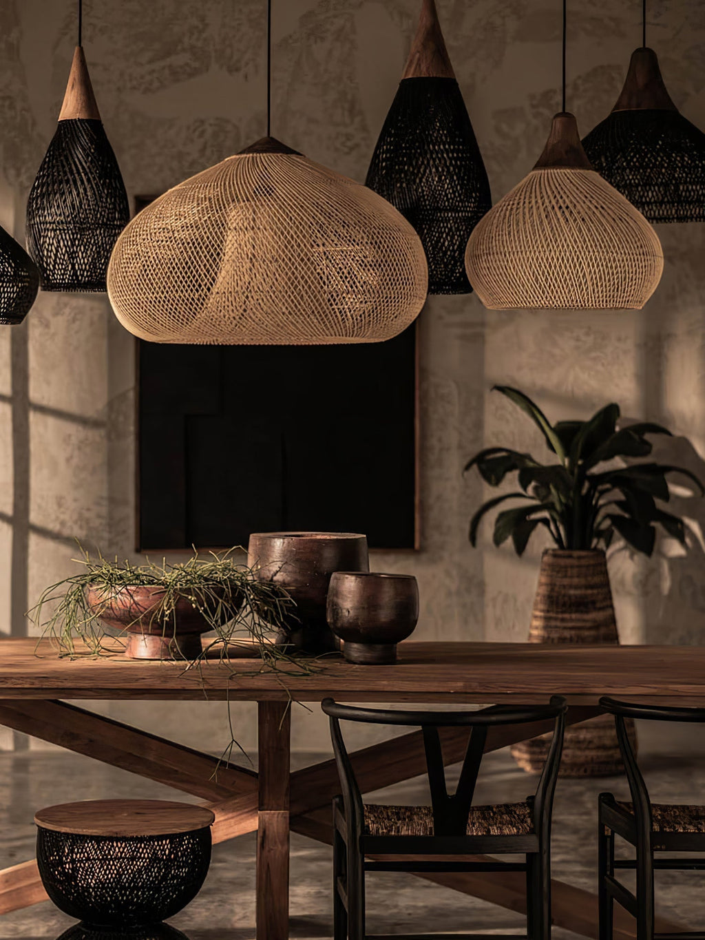 Pendelleuchte aus geflochtenem Rattan – kunstvoll handgewebtes Muster