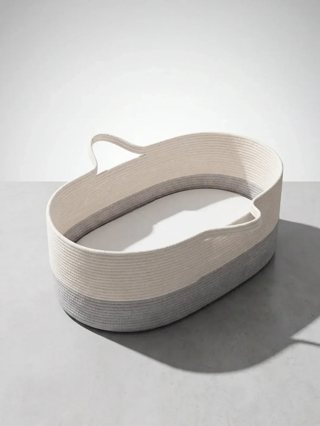 Tofarvet flettet puslekurv — oval form, blød polstret madras