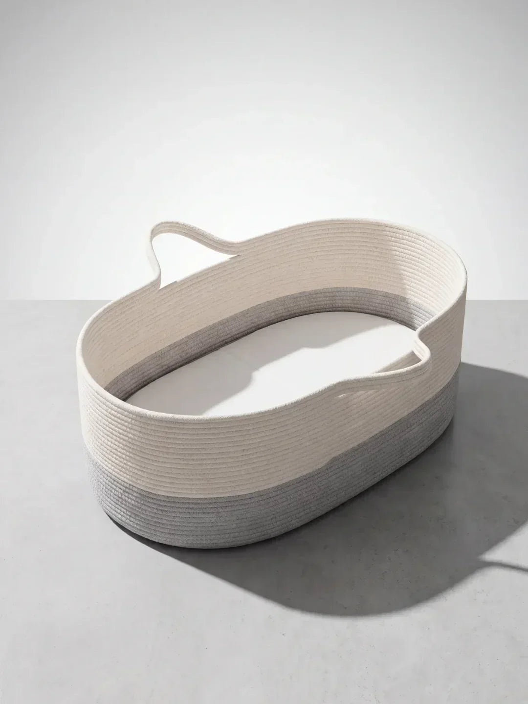 Tofarvet flettet puslekurv — oval form, blød polstret madras