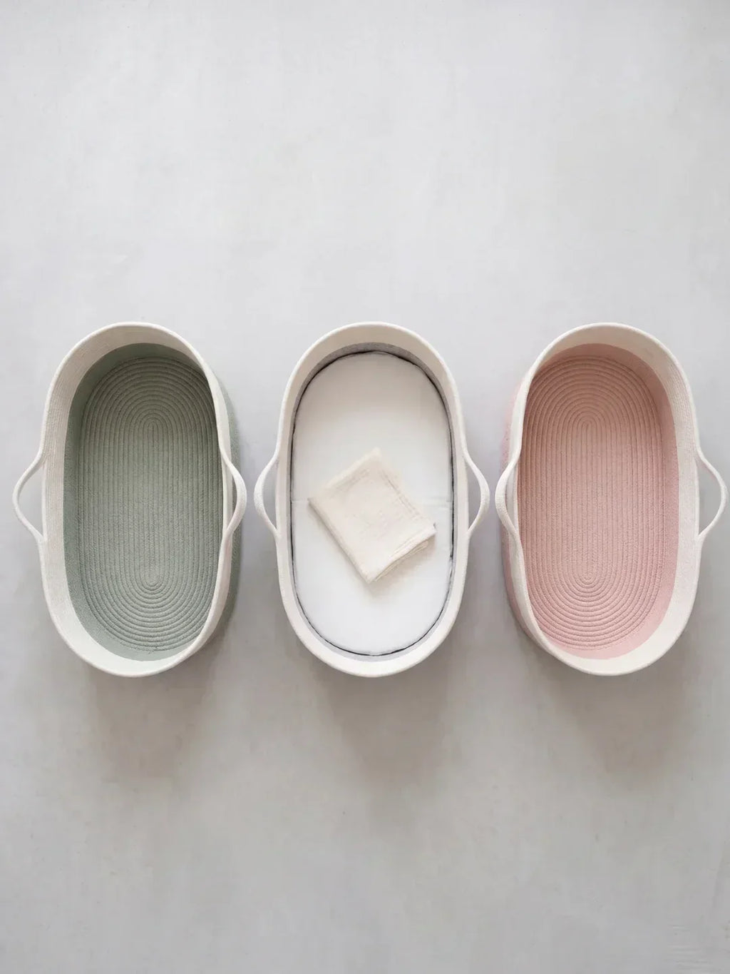 Tofarvet flettet puslekurv — oval form, blød polstret madras