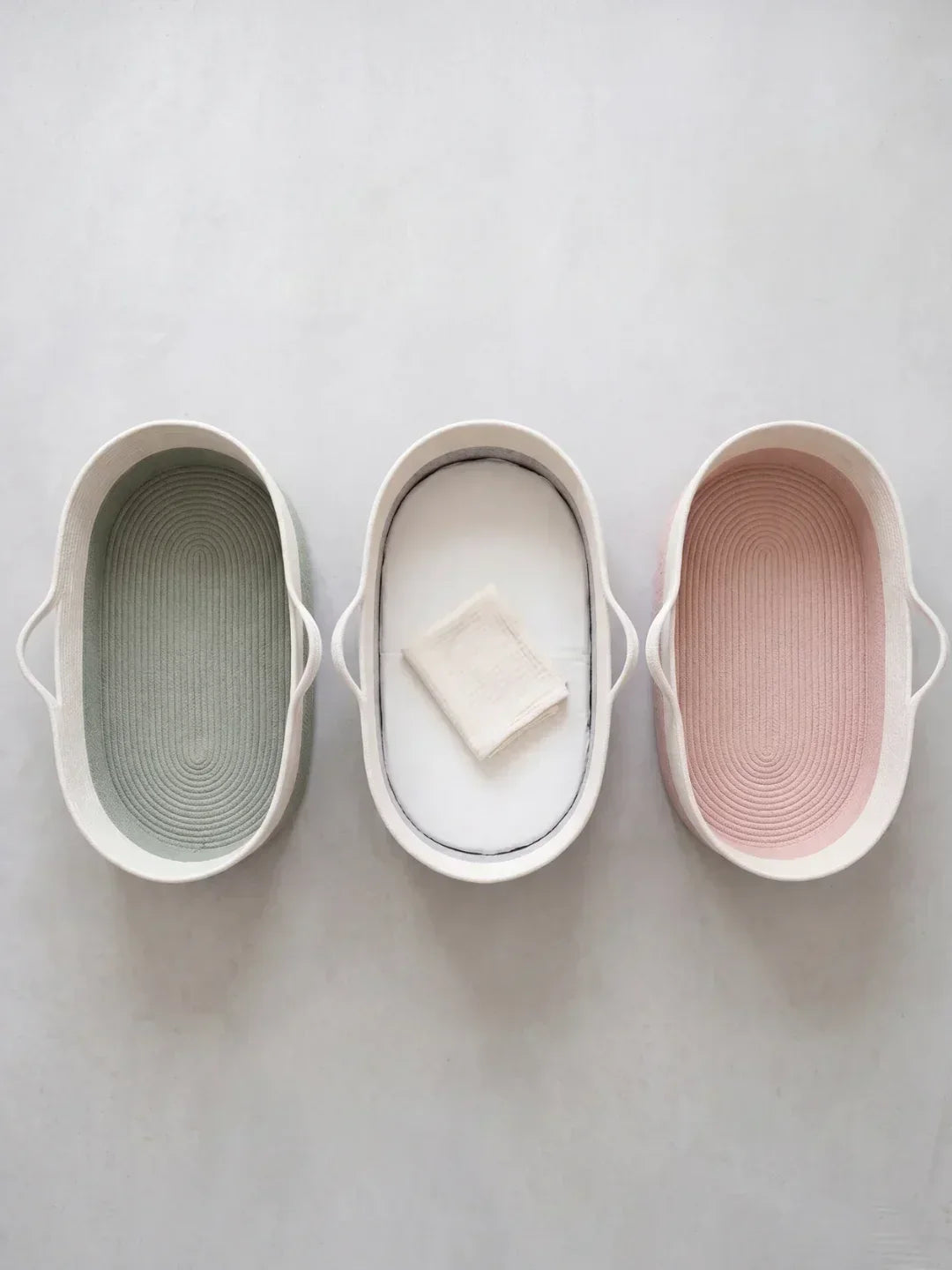 Tofarvet flettet puslekurv — oval form, blød polstret madras