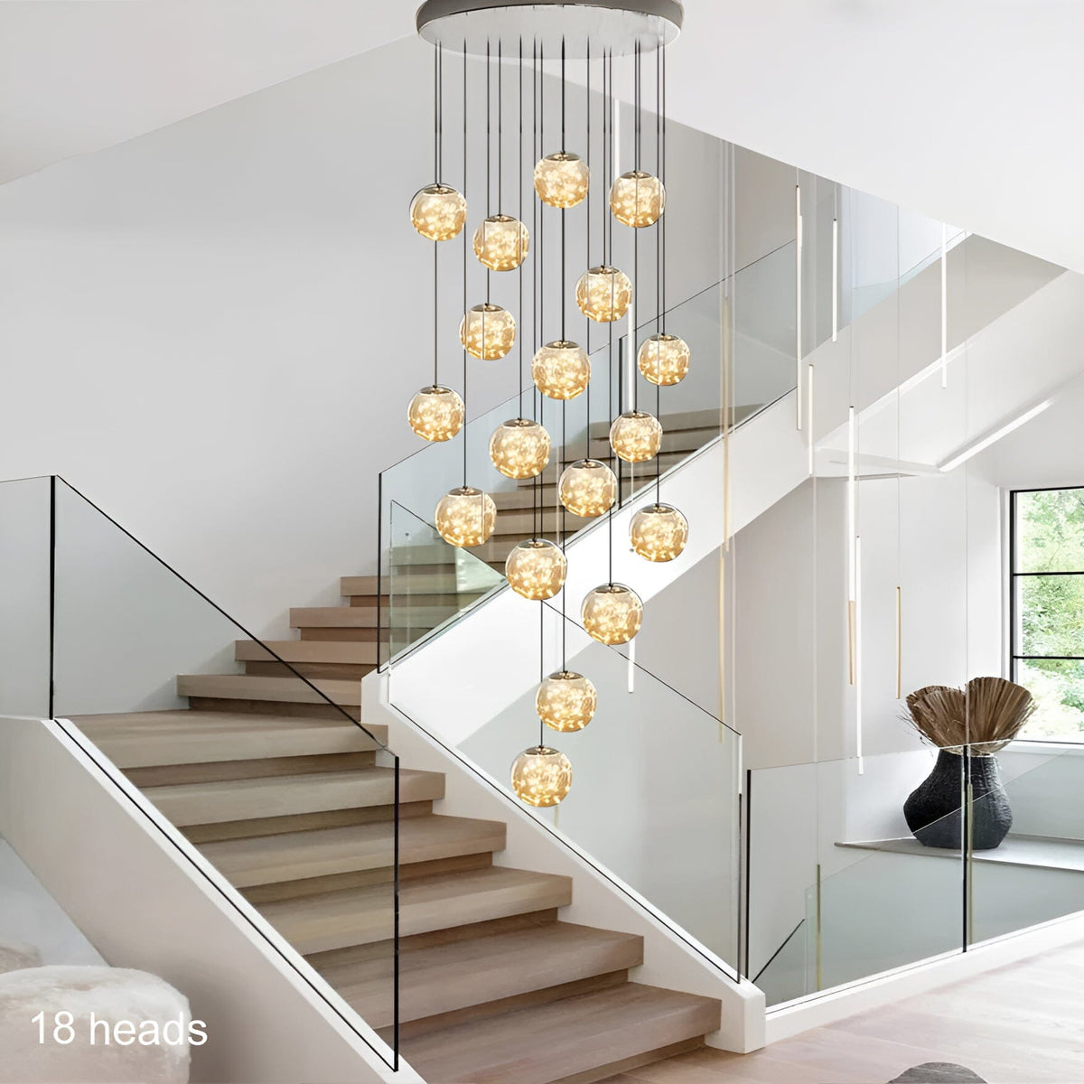 Lustr AstraLumen se skleněnými koulemi a schodišťovým designem s elegantní siluetou