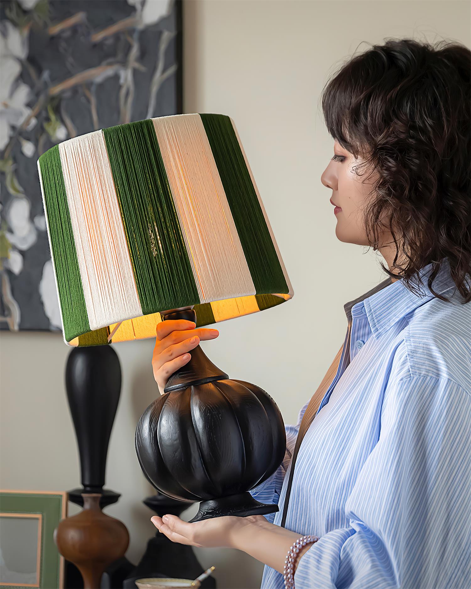 Harmonische, kräftig gestreifte Tischlampe