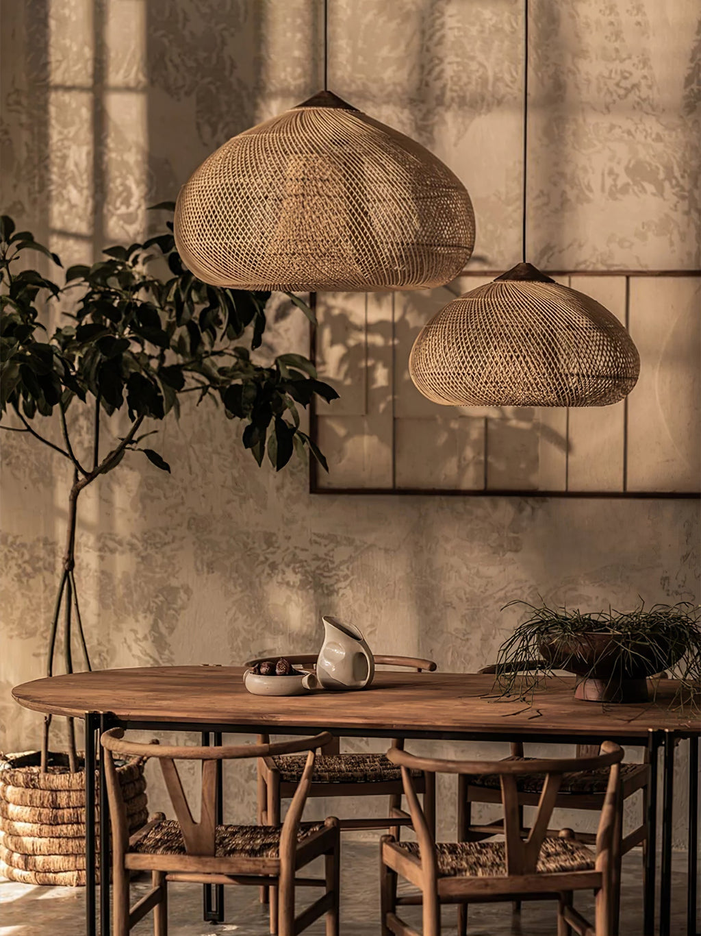 Pendelleuchte aus geflochtenem Rattan – kunstvoll handgewebtes Muster