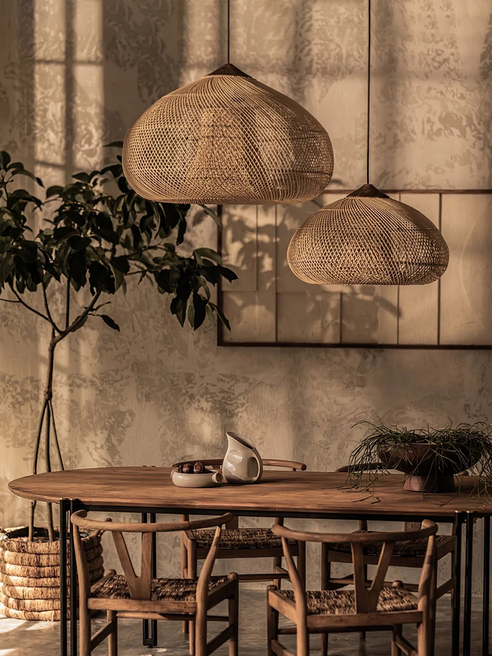 Pendelleuchte aus geflochtenem Rattan – kunstvoll handgewebtes Muster