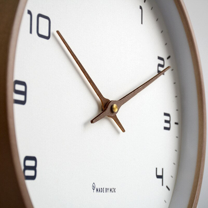 Relógio de parede em madeira maciça de estilo nórdico Novae — Estilo nórdico minimalista - Desfino