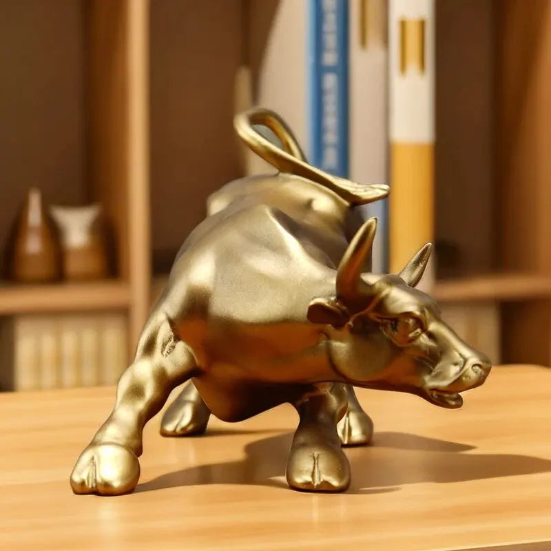 Vergoldete Dekofigur des Wall-Street-Bullen — Symbol der Stärke - Desfino