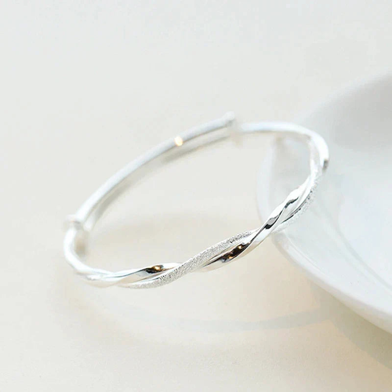 Elara, pletený náramek z ryzího stříbra — leštěný lesk, minimalistický design