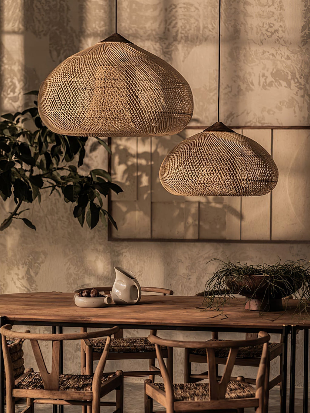 Pendelleuchte aus geflochtenem Rattan – kunstvoll handgewebtes Muster