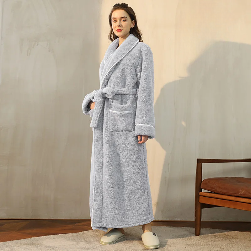 CozyFlannel Winter-Bademantel — Umlegekragen, verstellbarer Taillengürtel