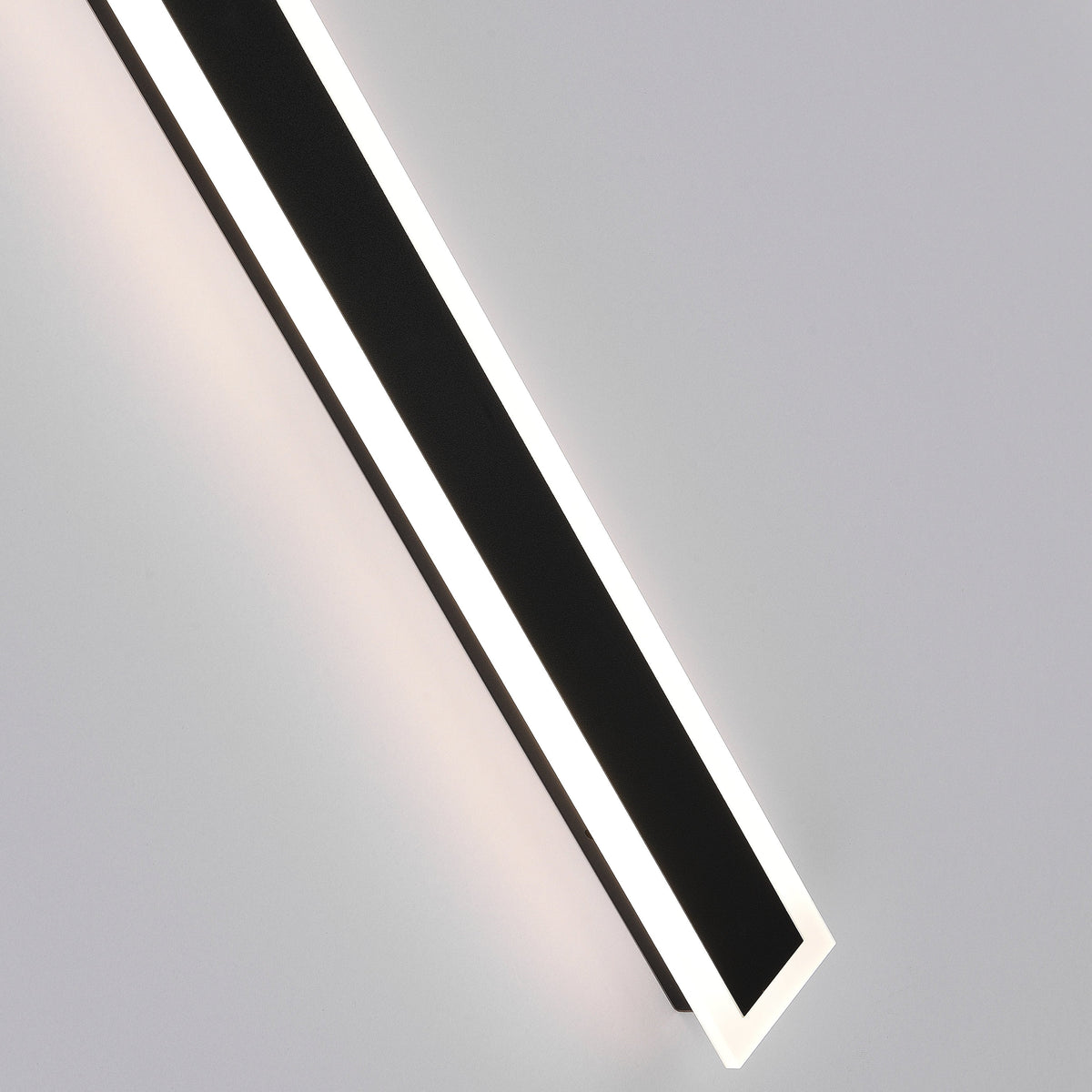 Frostline schlanke lineare Außenwandleuchte – klare Acrylscheibe, mattes schwarzes Finish