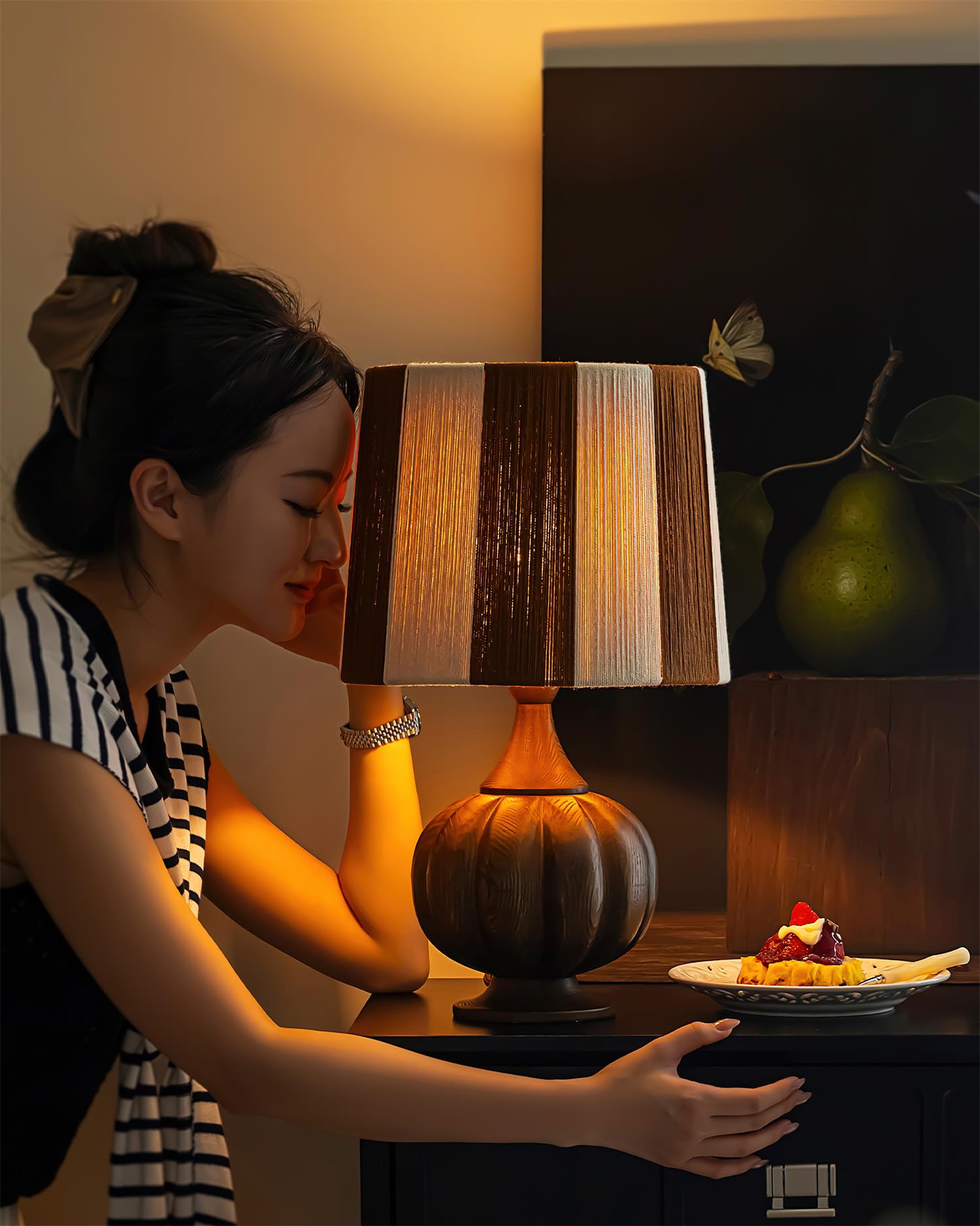 Harmonische, kräftig gestreifte Tischlampe
