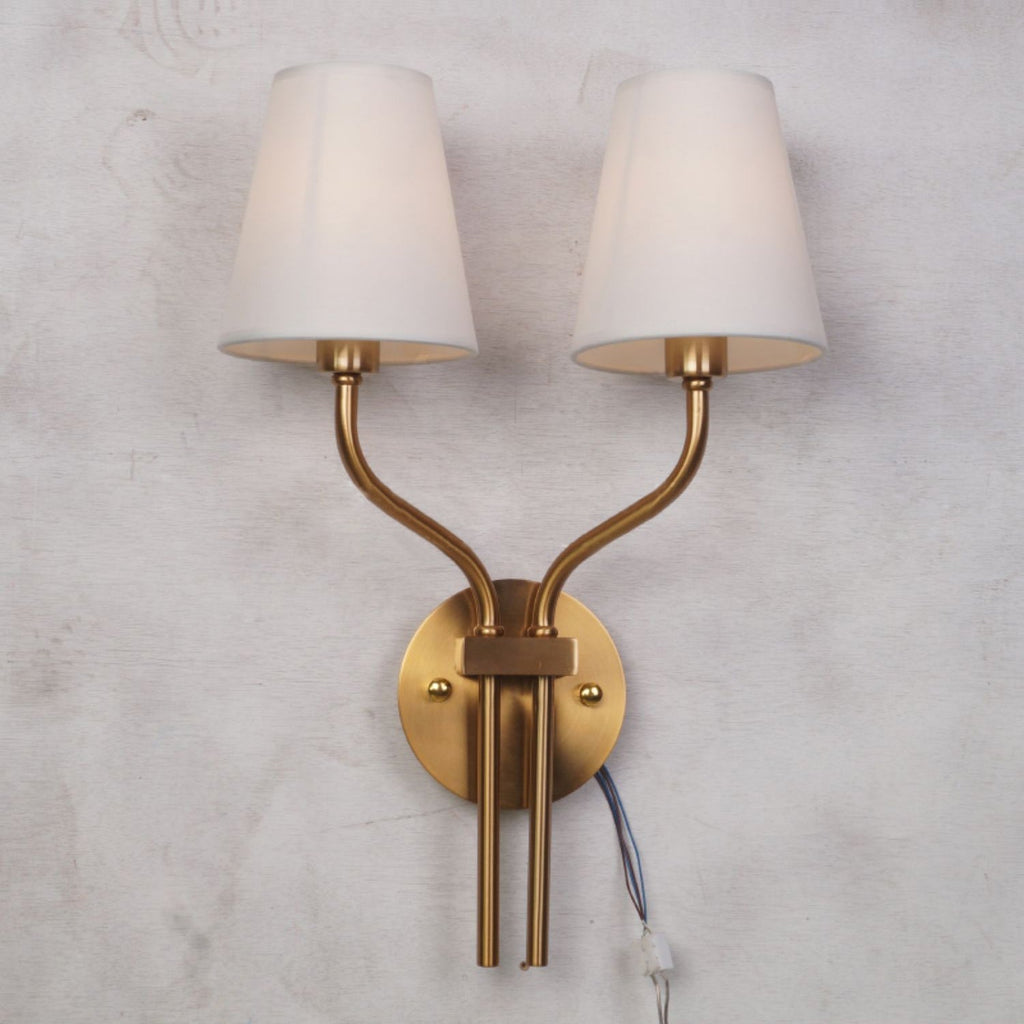 Nástěnná lampa inspirovaná hotely, pozlacená — dvojitá hlava, dvousvětelný design