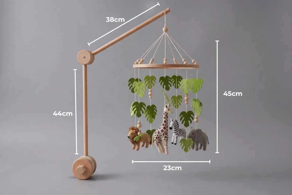Minimalistisches Mobile aus Holz für das Babybett – am Bettgestell befestigter Arm, leichte Holzfiguren