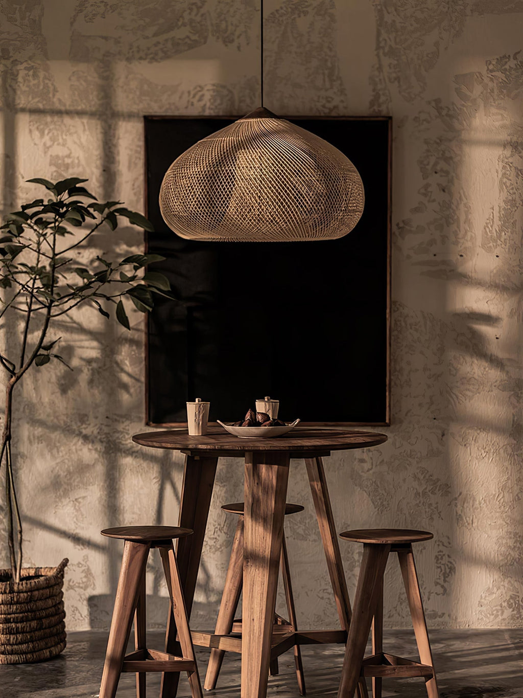 Pendelleuchte aus geflochtenem Rattan – kunstvoll handgewebtes Muster