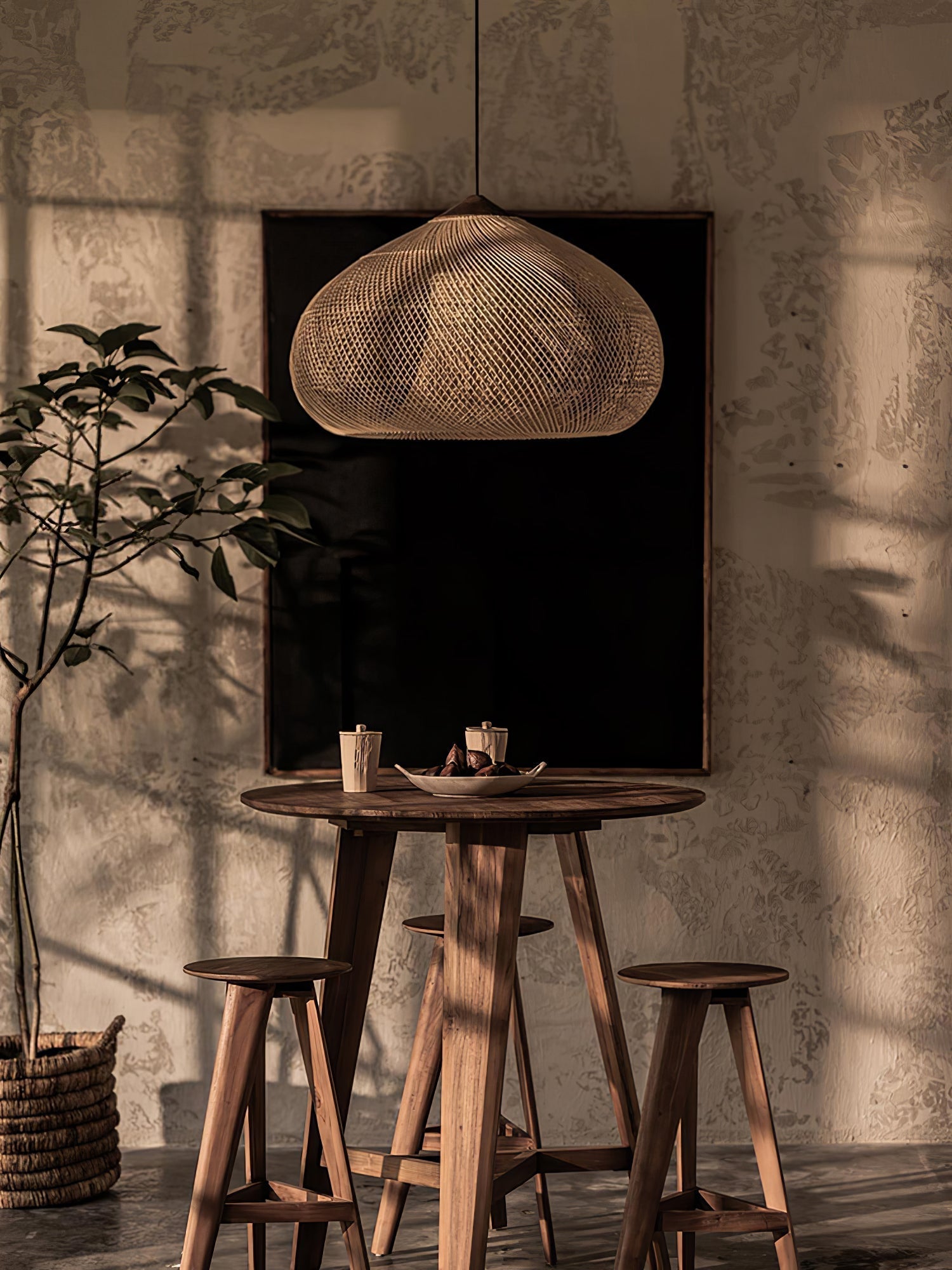 Pendelleuchte aus geflochtenem Rattan – kunstvoll handgewebtes Muster