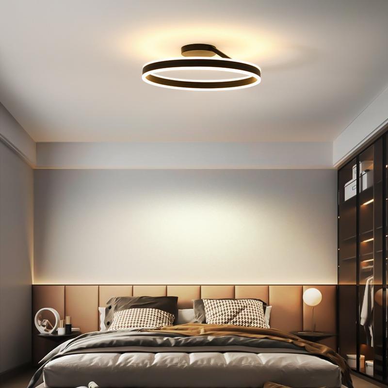 Zlaté stropní LED svítidlo AureliaGlow — moderní elegantní design | Desfino
