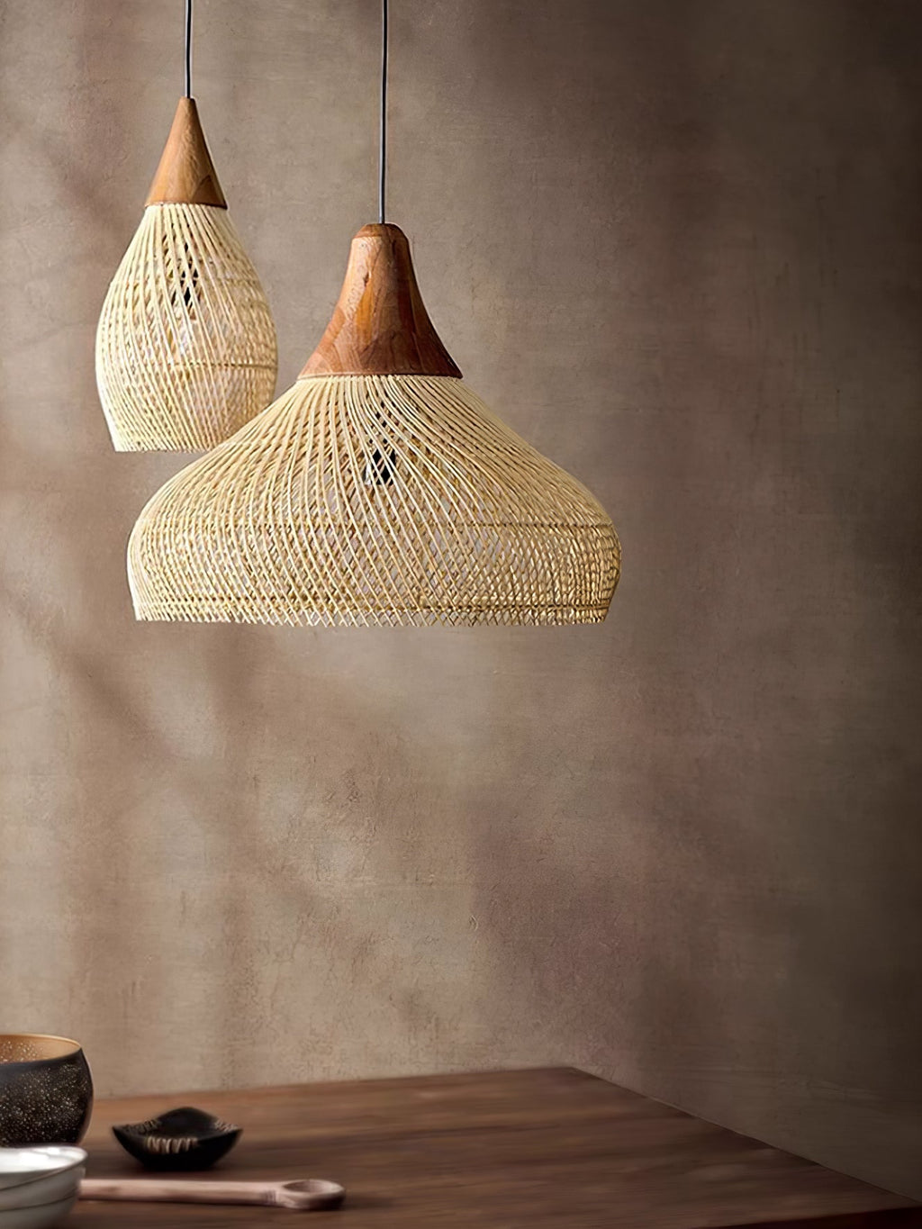 Pendelleuchte aus geflochtenem Rattan – kunstvoll handgewebtes Muster