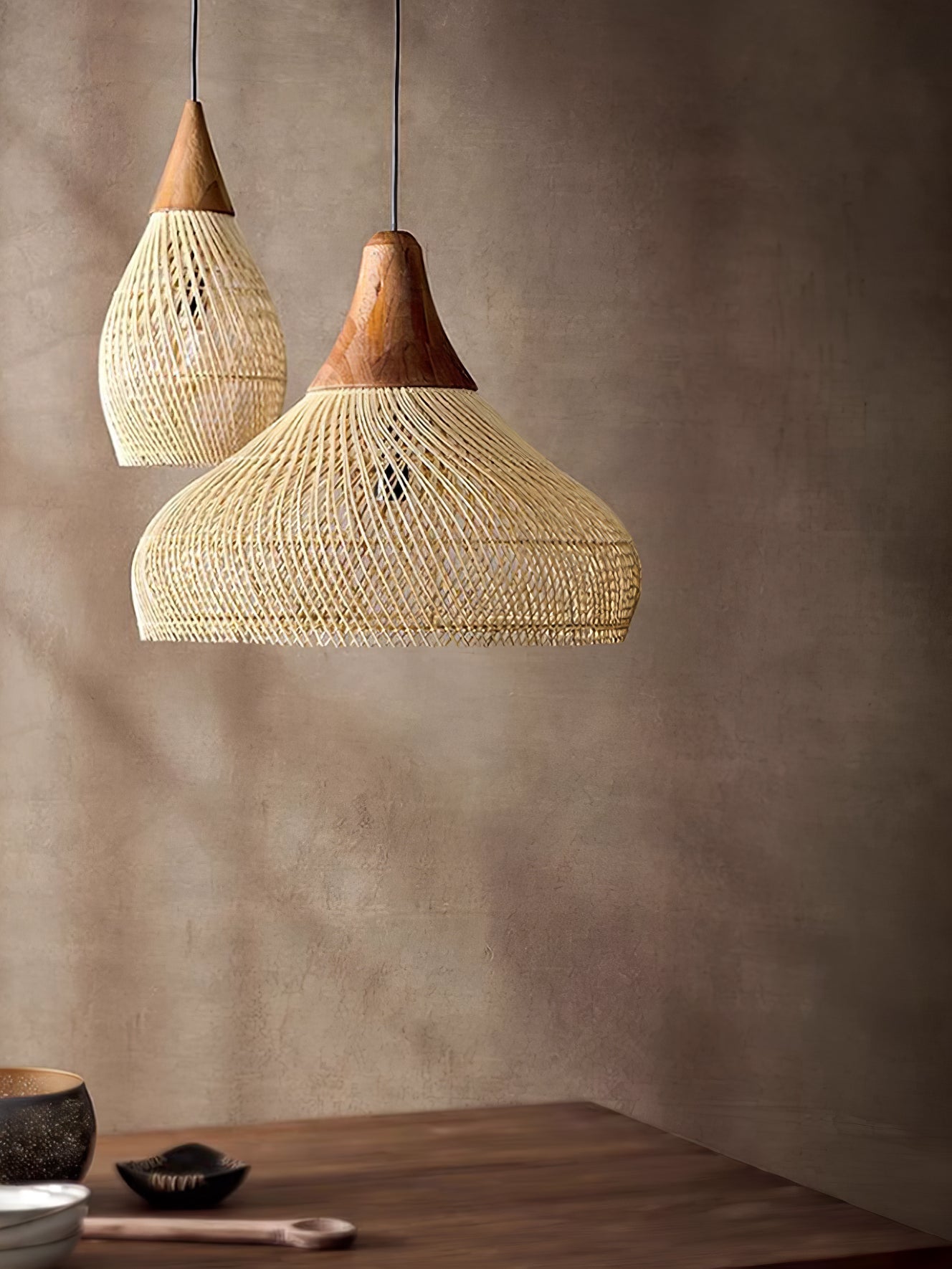 Pendelleuchte aus geflochtenem Rattan – kunstvoll handgewebtes Muster