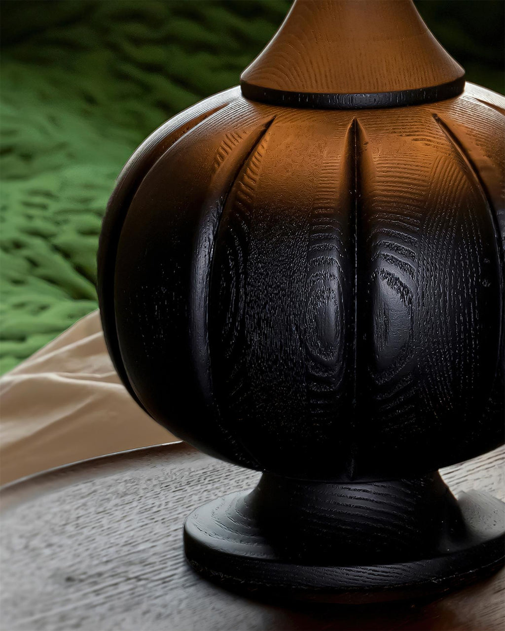 Harmonische, kräftig gestreifte Tischlampe