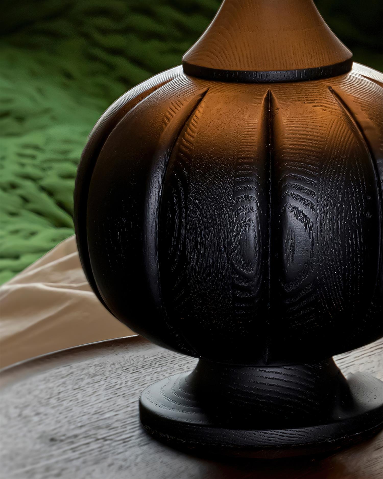 Harmonische, kräftig gestreifte Tischlampe