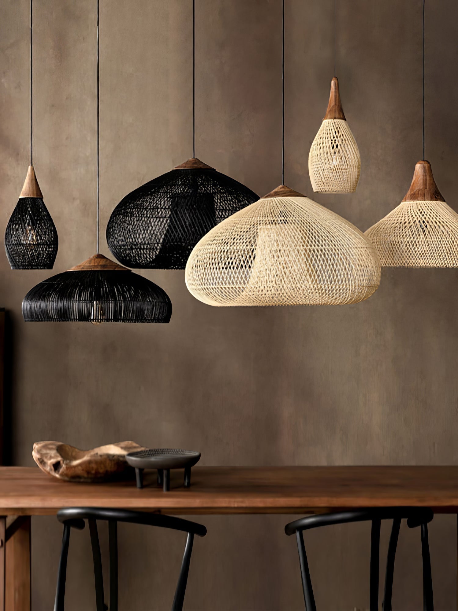 Pendelleuchte aus geflochtenem Rattan – kunstvoll handgewebtes Muster