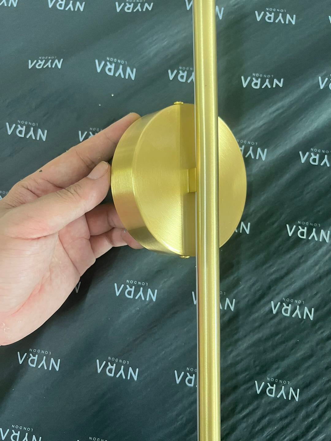 Gilded Tube 现代壁灯——极简轮廓，温暖照明