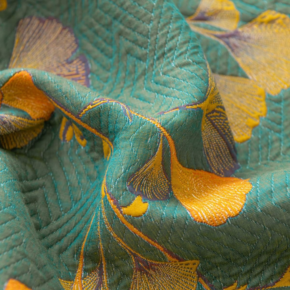 Couvre-lit jacquard réversible douillet Liora, motif de feuilles de ginkgo en silhouette | Desfino